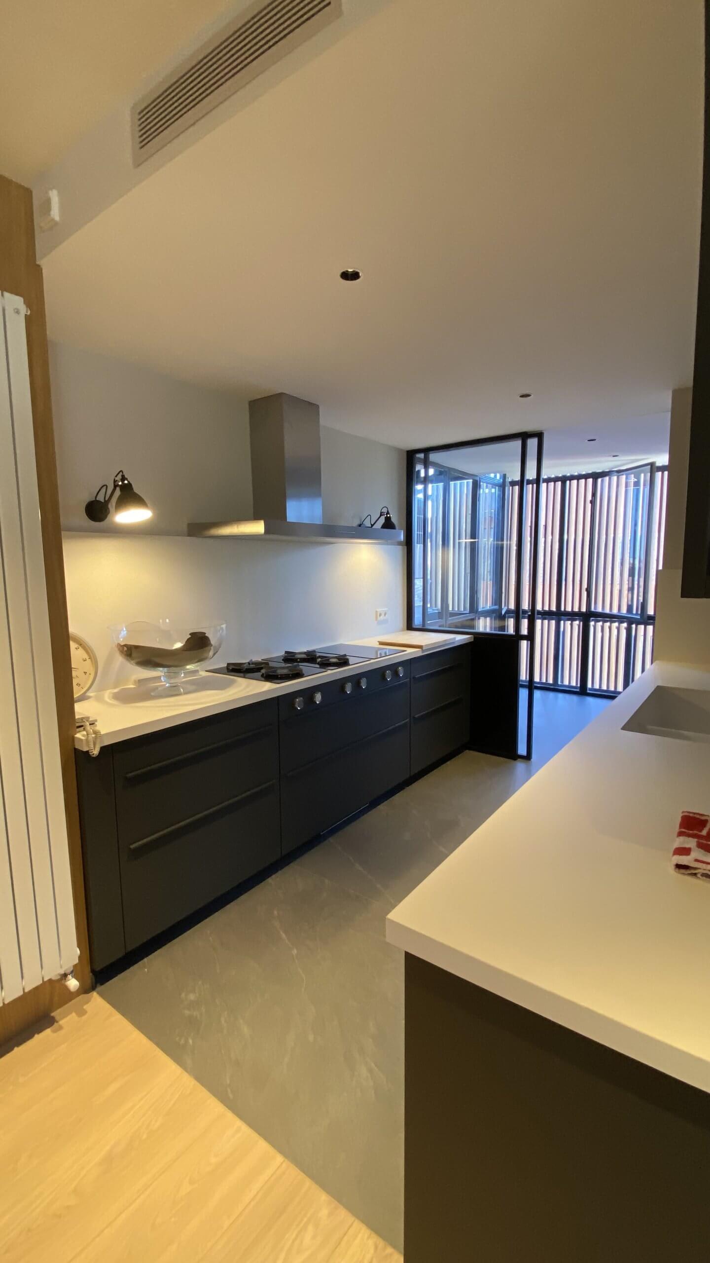 Cocina moderna con acceso a galería acristalada en la Casa Freixa