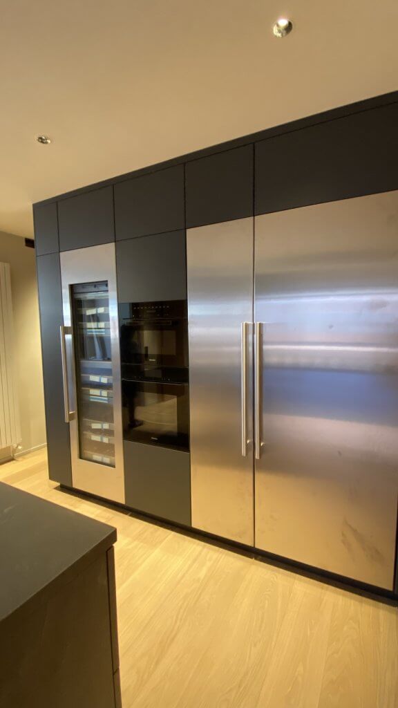 Electrodomésticos de acero integrados en cocina de diseño en Casa Freixa