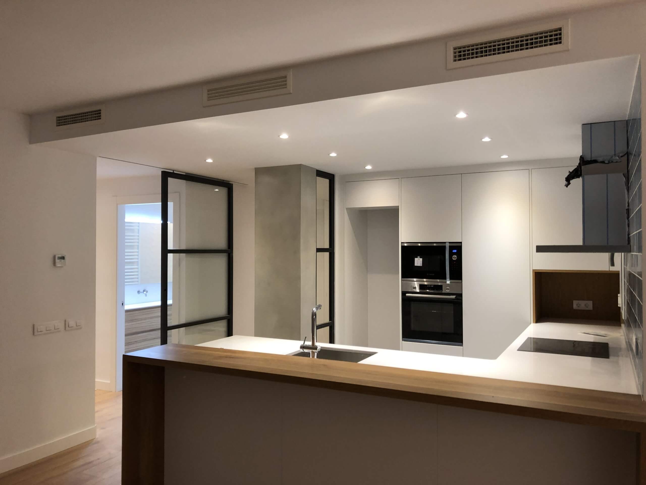 Baño con microcemento y bañera en reforma integral en Muntaner Barcelona