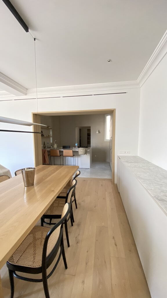 Reforma de comedor y cocina abierta con diseño moderno en Muntaner Barcelona