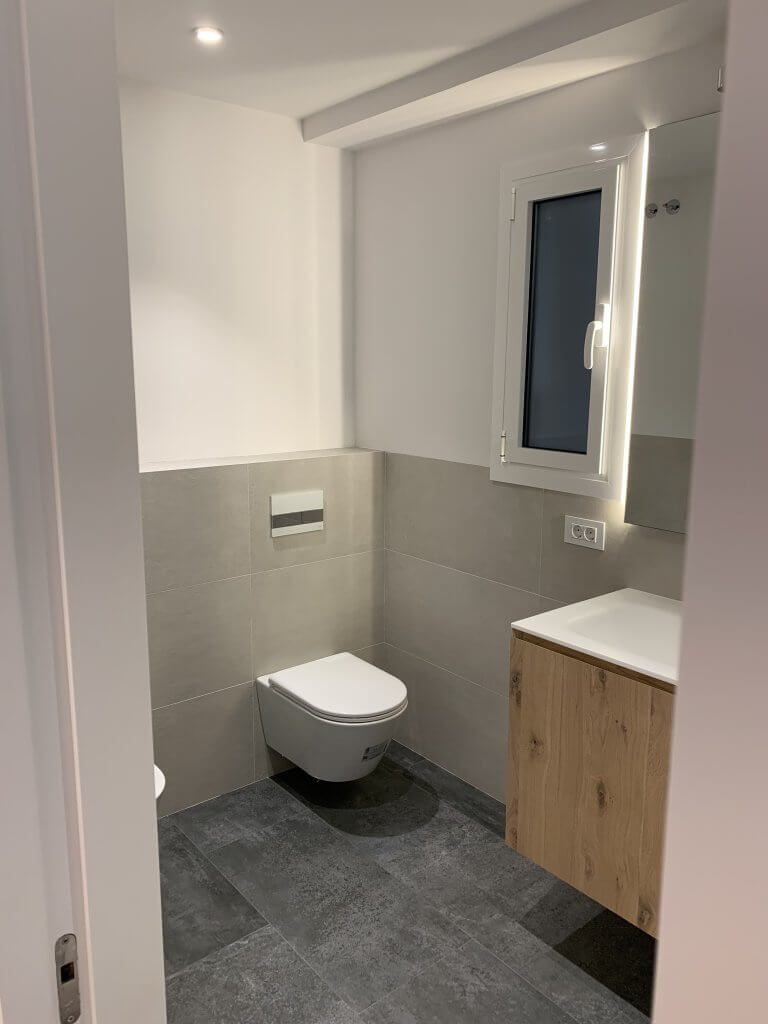 baño moderno con wc suspendido y mueble con lavabo integrado