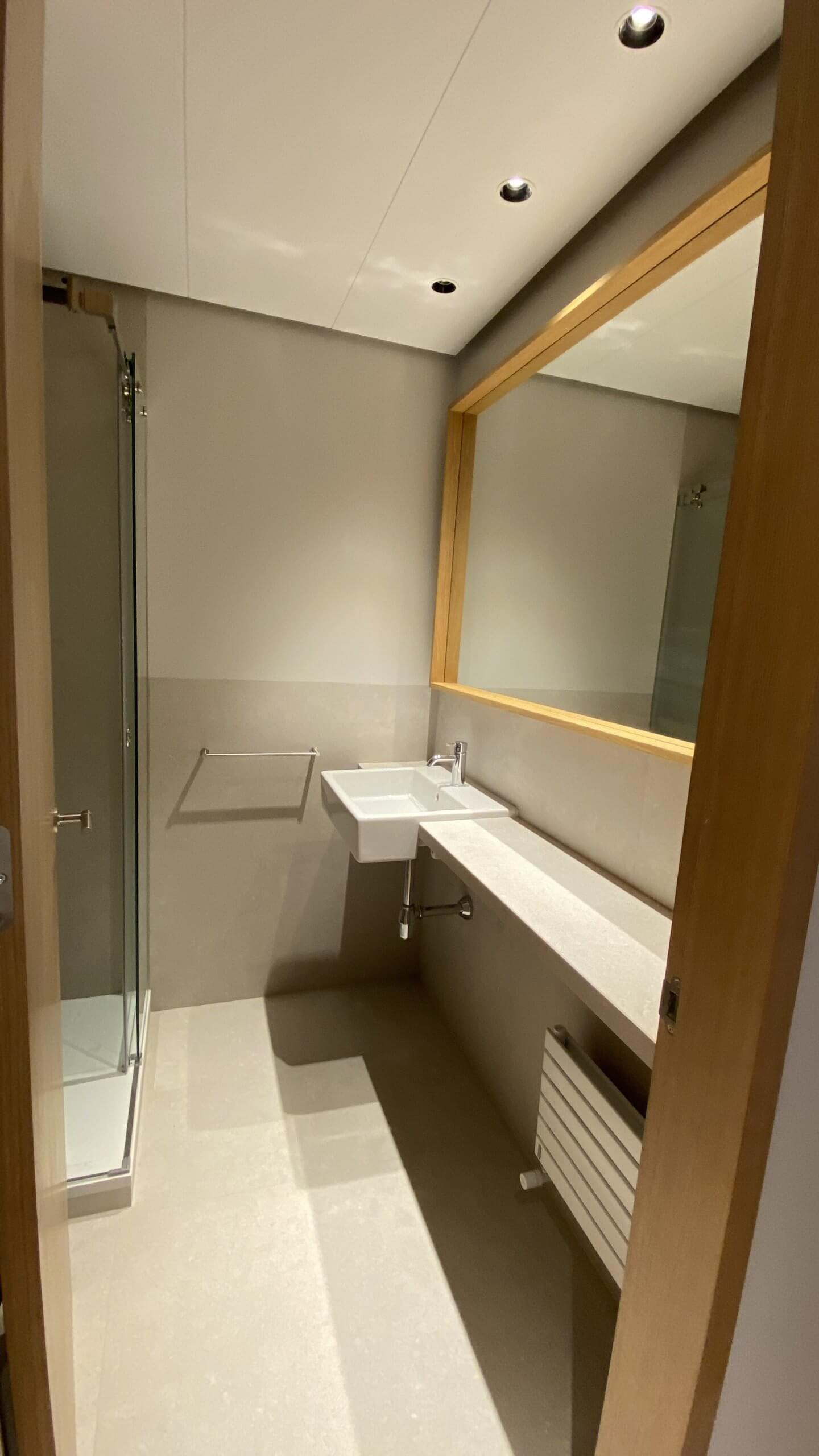 Baño secundario con ducha de obra y espejo de pared - Casa Freixa