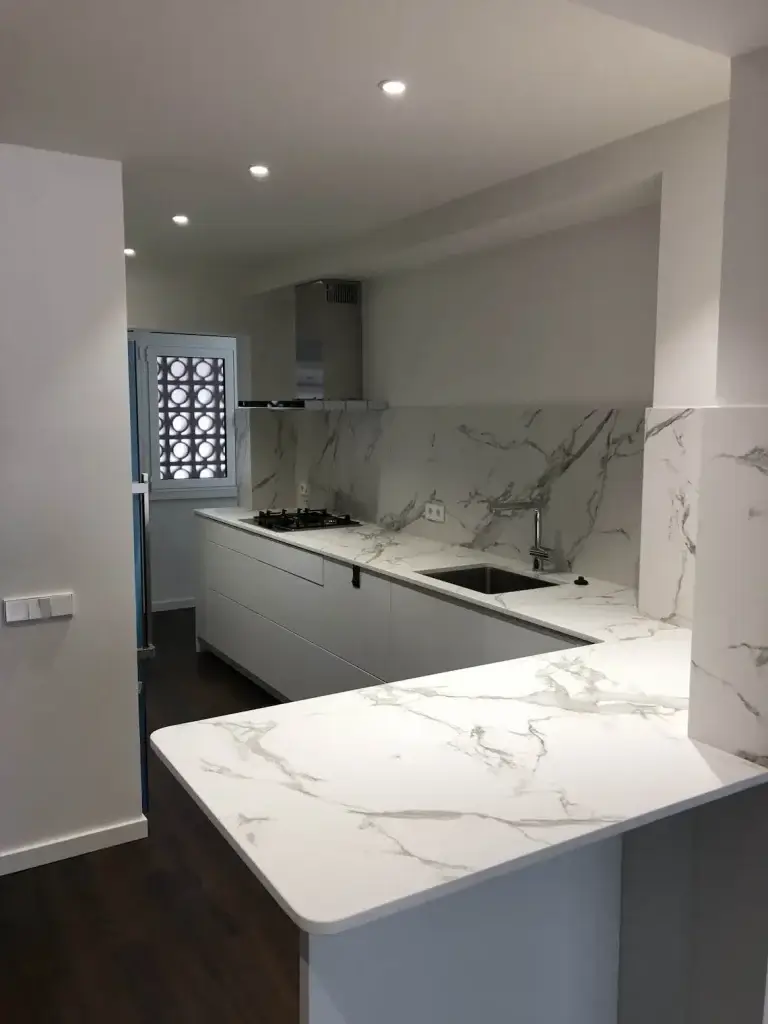 encimera de mármol para la cocina de la vivienda de castelldefels