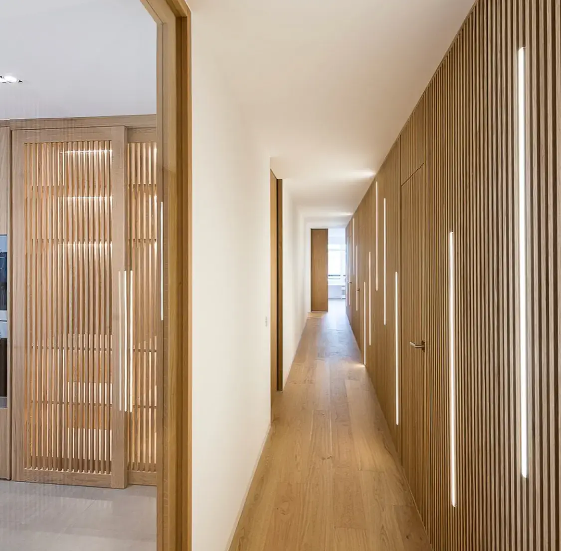 Lavabo doble en mármol con grifería empotrada en reforma de baño en Muntaner